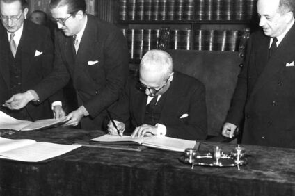 Enrico De Nicola, capo provvisorio dello Stato, firma il 27 dicembre 1947 nel palazzo Giustiniani a Roma la Costituzione italiana